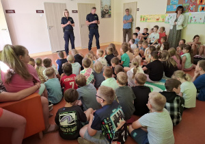 Spotkanie uczniów szkoły z policjantami.