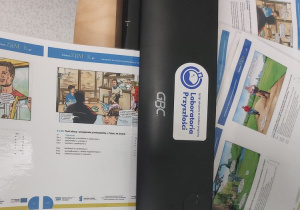 Materiały dydaktyczne w trakcie laminowania.
