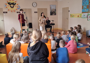 Muzycy i uczniowie podczas koncertu.