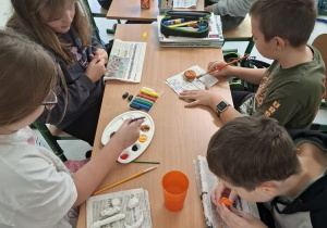 Malowanie ulepionych z gliny produktów zbożowych.