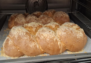 Upieczone chałki.