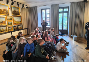 Klasy 3 podczas lekcji muzealnej.