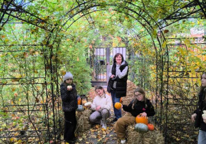 Uczennice z nauczycielką w ogrodzie.