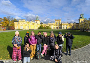 Klasa 3a przed Muzeum Pałacu Króla Jana III w Wilanowie.