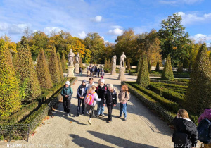 Uczniowie zwiedzają ogród podczas wycieczki.
