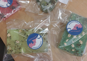 Mydełka wykonane przez uczniów.