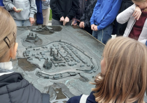 Uczniowie klasy 6 na wycieczce.