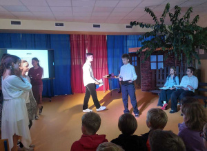 Uczniowie klasy 7 podczas Narodowego Czytania.