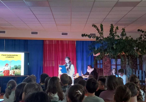 Uczennica klasy 7 podczas Narodowego Czytania