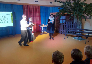 Uczniowie klasy 7 podczas Narodowego Czytania