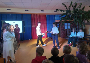 Uczniowie klasy 7 podczas Narodowego Czytania