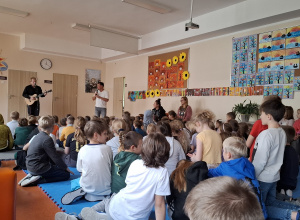 Uczniowie i muzycy podczas koncertu.