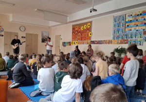 Uczniowie i muzycy podczas koncertu.