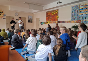 Uczniowie i muzycy podczas koncertu.