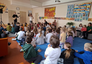 Uczniowie i muzycy podczas koncertu.