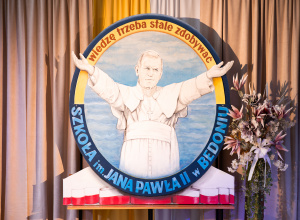 Dekoracja wykonana przez pracowników szkoły - Alicję i Janusza Aftyka.