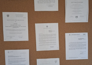 Listy gratulacyjne, wyrazy uznania, podziękowania złożone na ręce pani Dyrektor podczas uroczystości.
