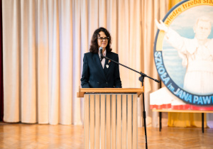 Jolanta Kuśmirek - dyrektor szkoły podczas przemówienia.