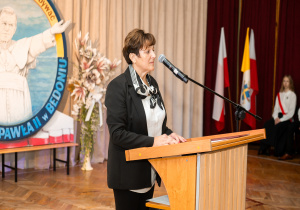 Iwona Perka - dyrektor szkoły w roku 1995 podczas przemówienia.