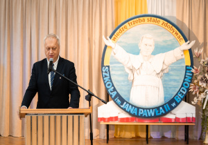 Dariusz Kubus - wójt gminy Andrespol podczas przemówienia.