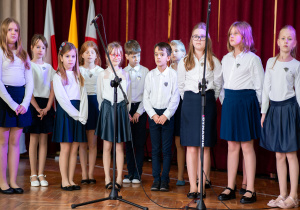 Uczniowie podczas występu słowno-muzycznego.