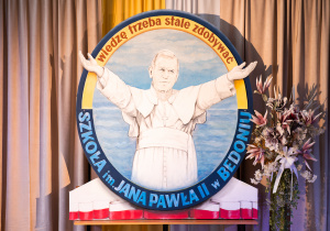 Dekoracja wykonana przez pracowników szkoły - Alicję i Janusza Aftyka.