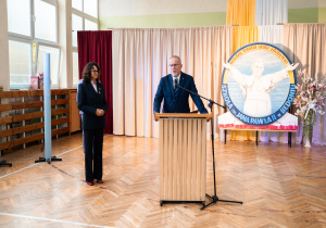 Jarosław Krajewski - łódzki wicekurator oświaty podczas przemówienia.