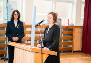 Kamila Litman - przewodnicząca szkolnej Rady Rodziców podczas przemówienia.