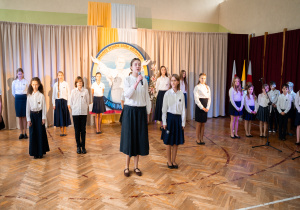 Uczniowie podczas występu słowno-muzycznego.