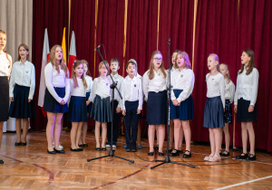 Uczniowie podczas występu słowno-muzycznego.