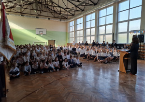 Społeczność szkolna podczas przemowy Pani Dyrektor Jolanty Kuśmirek.