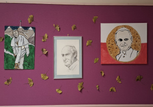 Portrety Patrona - prace konkursowe uczniów na gazetce szkolnej.