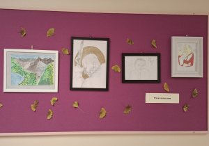Portrety Patrona - prace konkursowe uczniów na gazetce szkolnej.