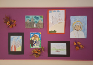 Portrety Patrona - prace konkursowe uczniów na gazetce szkolnej.