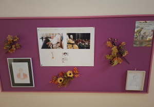 Portrety Patrona - prace konkursowe uczniów oraz pamiątki na gazetce szkolnej.