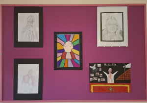 Portrety Patrona - prace konkursowe uczniów na gazetce szkolnej.