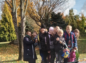 Uczniowie i wychowawca w szkółce ogrodniczej.