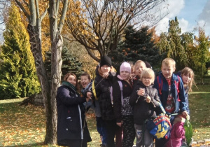 Uczniowie i wychowawca w szkółce ogrodniczej.