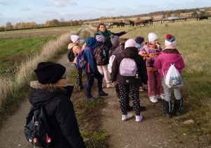 Klasa 2b podczas pieszej wycieczki.