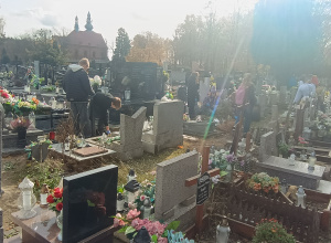 Uczniowie podczas sprzątania grobów