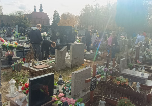 Uczniowie podczas sprzątania grobów.