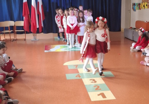 Pokaz mody patriotycznej.