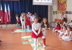 Pokaz mody patriotycznej.