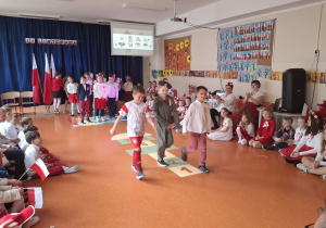 Pokaz mody patriotycznej.