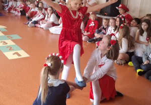 Pokaz mody patriotycznej.