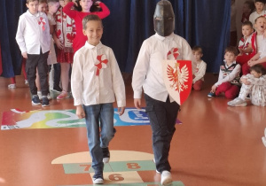 Pokaz mody patriotycznej.