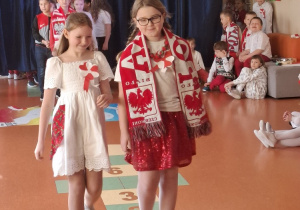 Pokaz mody patriotycznej.