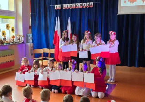 Uczennice z klasy 3a i 3b podczas występu.