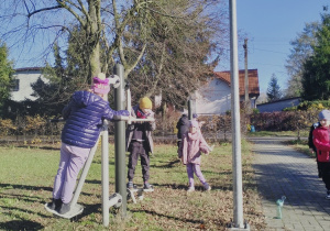 Uczniowie na placu zabaw.