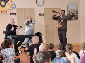 Muzyk prezentuje różne dźwięki na instrumencie.